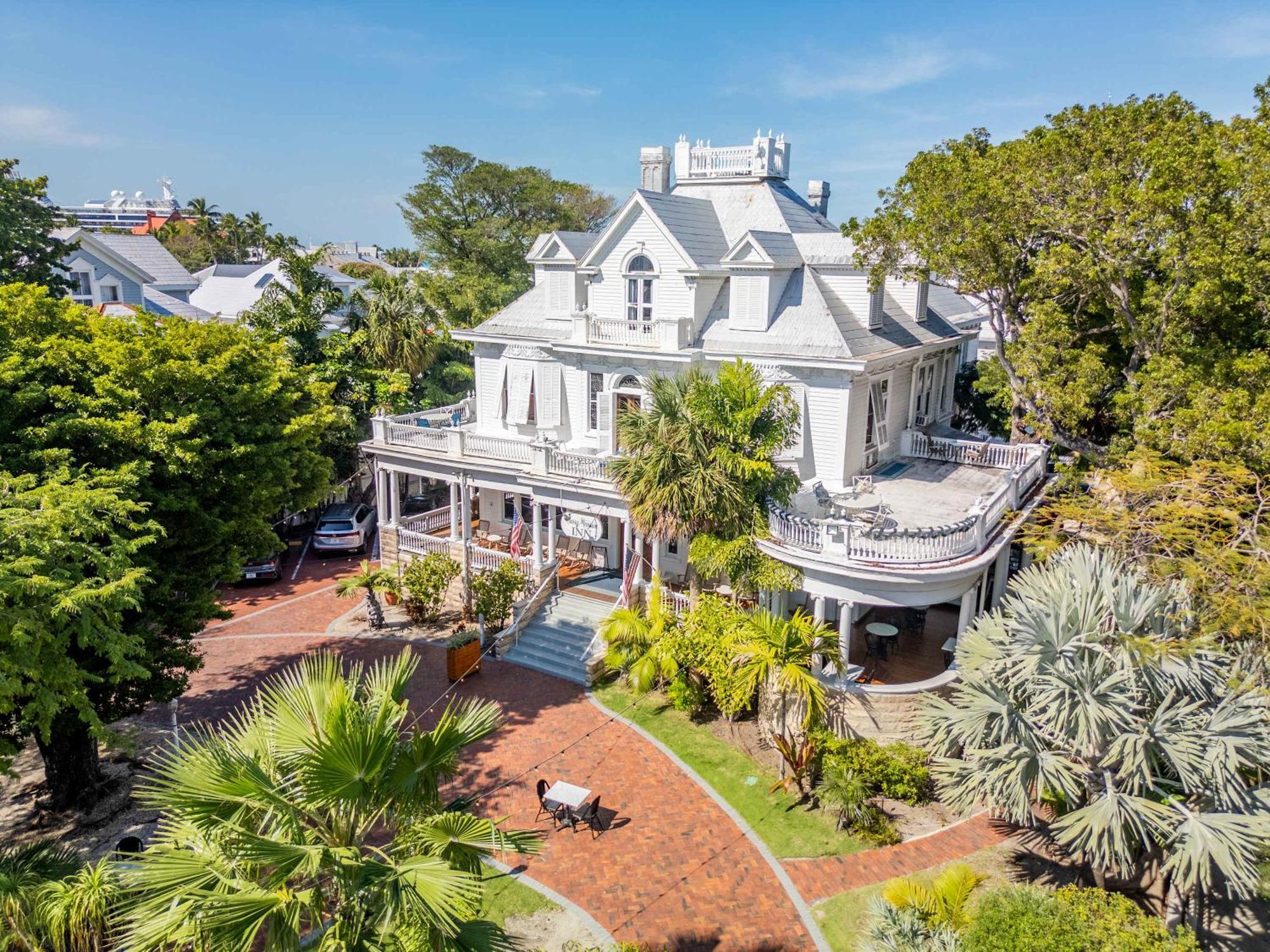 Classic Queen - Curry Mansion With Heated Pool Mini-hôtel